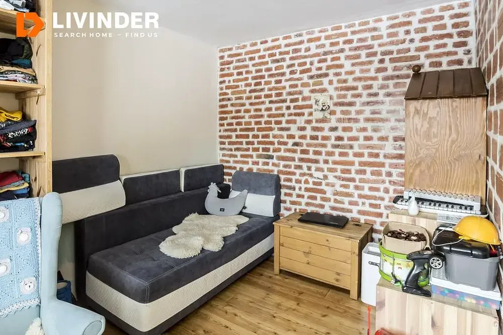 Kuchyně; kuchyňské spotřebiče, dřevěná podlaha, přirozené světlo, moderní styl