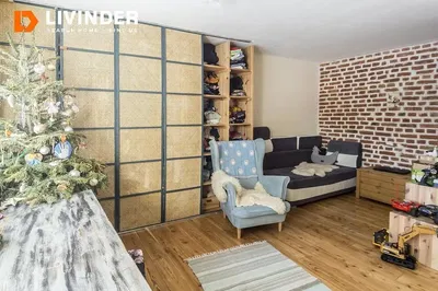 Kuchyně; kuchyňské spotřebiče, dřevěná podlaha, přirozené světlo, moderní styl