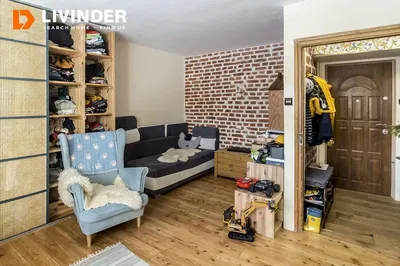 Kuchyně; kuchyňské spotřebiče, dřevěná podlaha, přirozené světlo, moderní styl