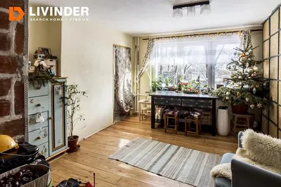 Kuchyně; kuchyňské spotřebiče, dřevěná podlaha, přirozené světlo, moderní styl