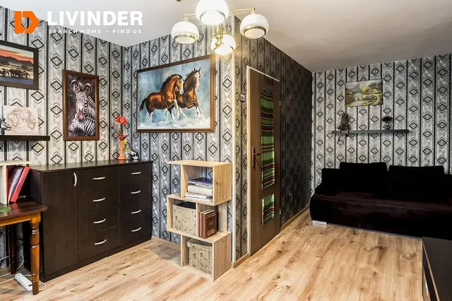 Kuchnia; sprzęt kuchenny, podłoga drewniana, światło dzienne, styl nowoczesny