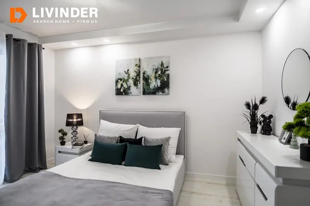 Obývací pokoj; dřevěná podlaha, přirozené světlo, moderní styl