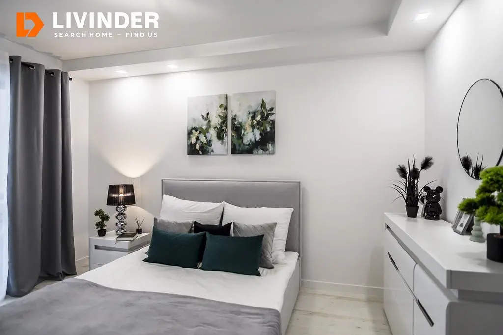 Obývací pokoj; dřevěná podlaha, přirozené světlo, moderní styl