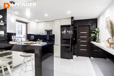 Kuchyně; kuchyňské spotřebiče, dřevěná podlaha, přirozené světlo, moderní styl