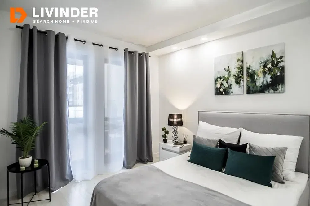 Kuchyně; kuchyňské spotřebiče, dřevěná podlaha, přirozené světlo, moderní styl