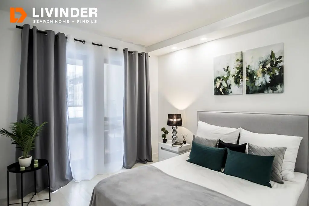 Kuchyně; kuchyňské spotřebiče, dřevěná podlaha, přirozené světlo, moderní styl