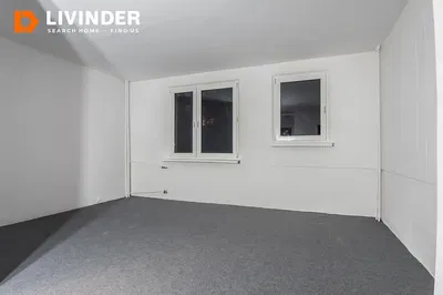 Kuchnia; sprzęt kuchenny, podłoga drewniana, światło dzienne, styl nowoczesny