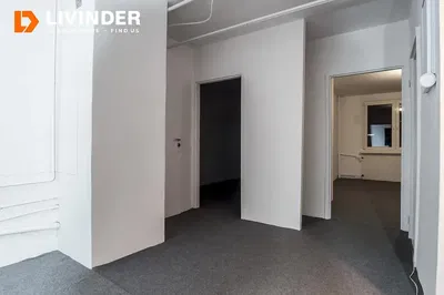 Salon; podłoga drewniana, światło dzienne, styl nowoczesny