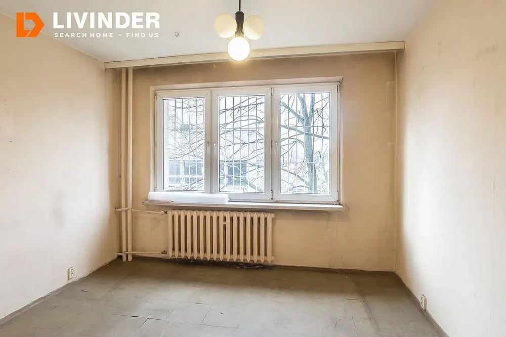 Kuchyně; kuchyňské spotřebiče, dřevěná podlaha, přirozené světlo, moderní styl