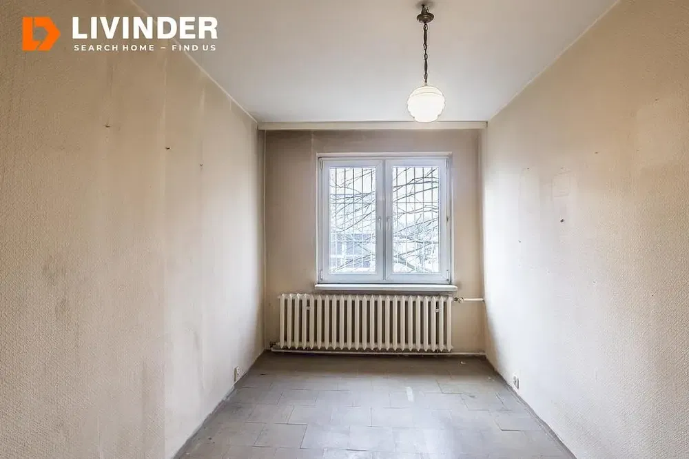 Kuchyně; kuchyňské spotřebiče, dřevěná podlaha, přirozené světlo, moderní styl