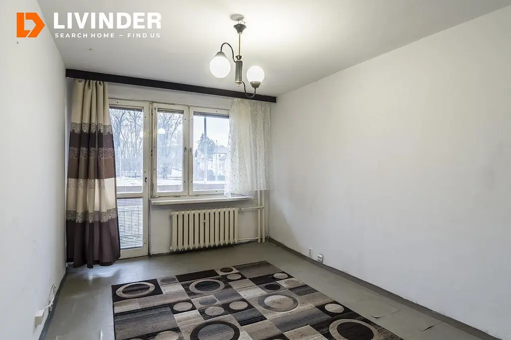 Kuchyně; kuchyňské spotřebiče, dřevěná podlaha, přirozené světlo, moderní styl