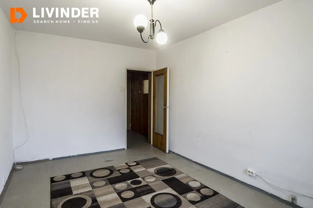 Kuchyně; kuchyňské spotřebiče, dřevěná podlaha, přirozené světlo, moderní styl