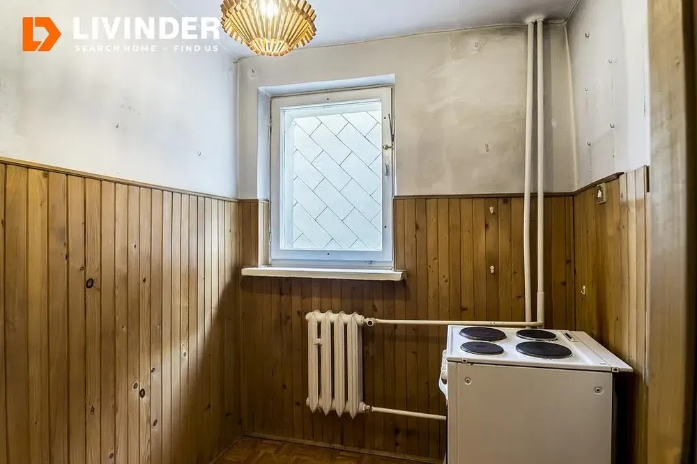 Kuchyně; kuchyňské spotřebiče, dřevěná podlaha, přirozené světlo, moderní styl