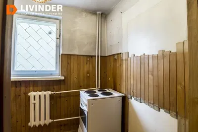 Kuchyně; kuchyňské spotřebiče, dřevěná podlaha, přirozené světlo, moderní styl