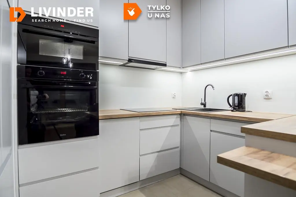 Küche; küchengeräte, holzboden, tageslicht, moderner stil