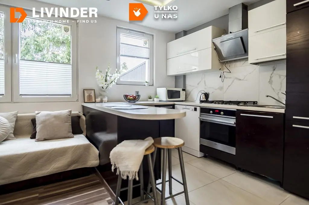 Oturma odası; ahşap zemin, doğal ışık, modern stil