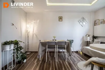 Mutfak; mutfak aletleri, ahşap zemin, doğal ışık, modern stil