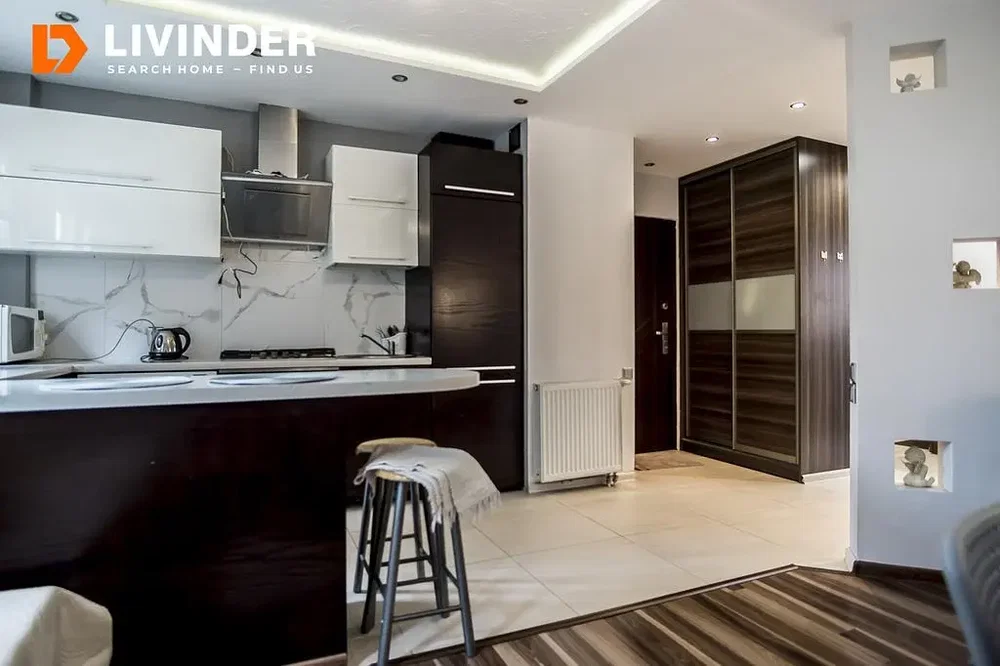 Oturma odası; ahşap zemin, doğal ışık, modern stil