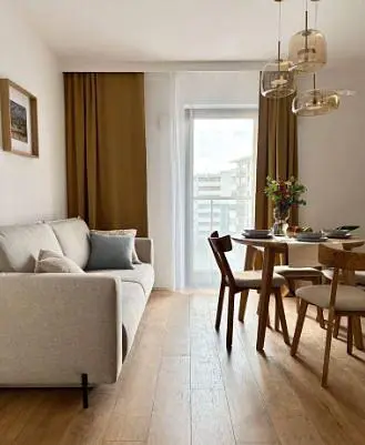 Kuchnia; sprzęt kuchenny, podłoga drewniana, światło dzienne, styl nowoczesny