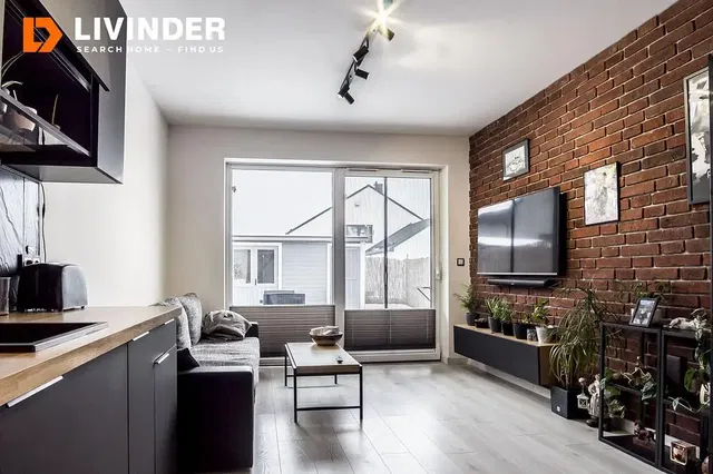 Kuchnia; sprzęt kuchenny, podłoga drewniana, światło dzienne, styl nowoczesny