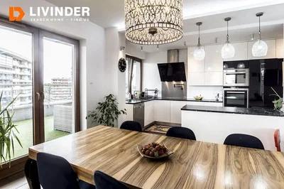 Mutfak; mutfak aletleri, ahşap zemin, doğal ışık, modern stil