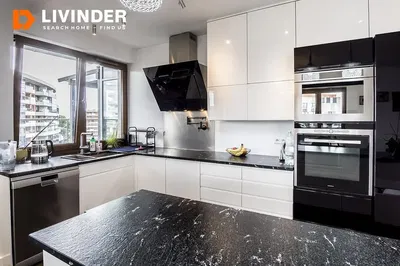 Mutfak; mutfak aletleri, ahşap zemin, doğal ışık, modern stil