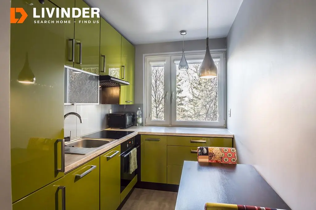 Mutfak; mutfak aletleri, fayans zemin, doğal ışık, modern stil