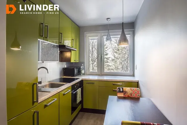 Kuchnia; sprzęt kuchenny, podłoga z płytek, światło dzienne, styl nowoczesny