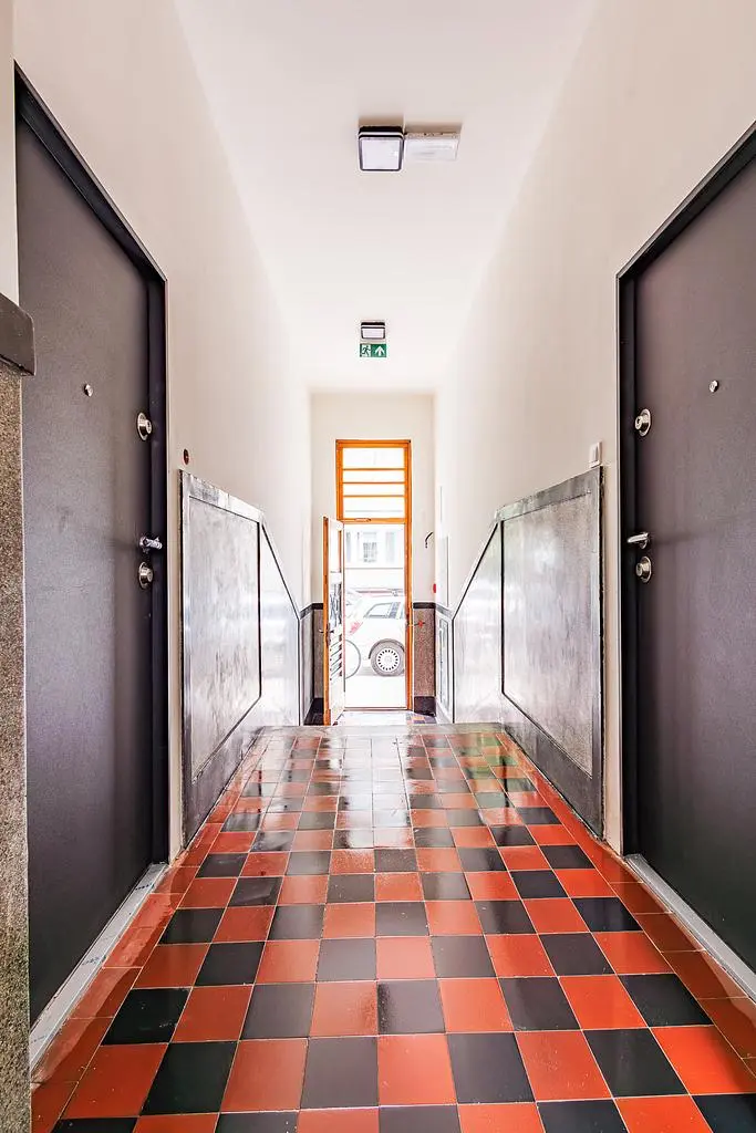 Cozinha; eletrodomésticos, chão de madeira, luz natural, estilo moderno