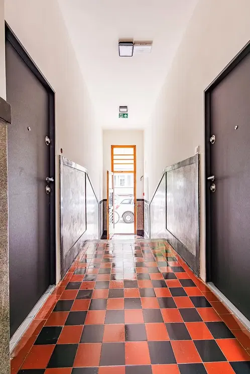 Cozinha; eletrodomésticos, chão de madeira, luz natural, estilo moderno