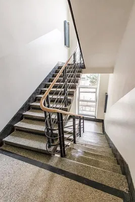 Cozinha; eletrodomésticos, chão de madeira, luz natural, estilo moderno