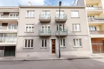 Cozinha; eletrodomésticos, chão de madeira, luz natural, estilo moderno