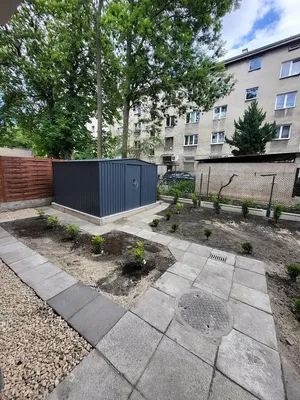 Sala de estar; chão de madeira, luz natural, estilo moderno