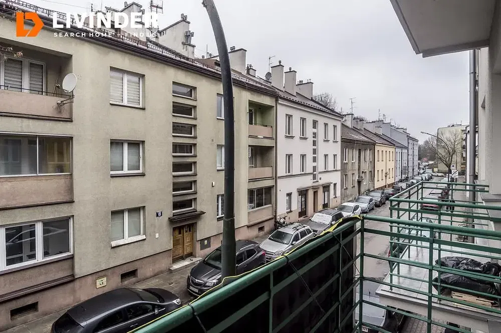 Кухиња; кухињски апарати, дрвени под, природно светло, модерни стил