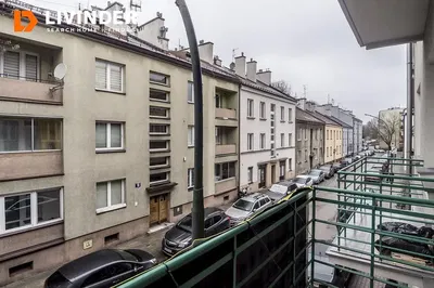 Кухиња; кухињски апарати, дрвени под, природно светло, модерни стил