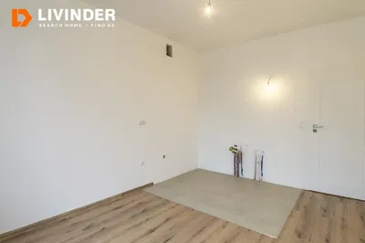 Кухиња; кухињски апарати, дрвени под, природно светло, модерни стил