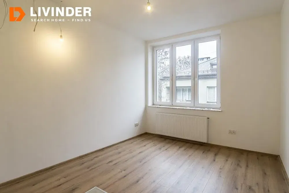 Кухиња; кухињски апарати, дрвени под, природно светло, модерни стил