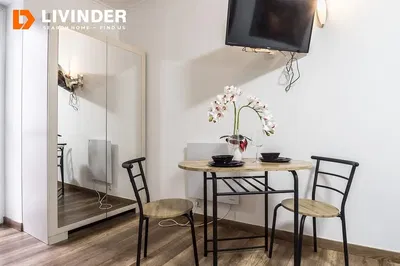 Кухиња; кухињски апарати, дрвени под, природно светло, модерни стил