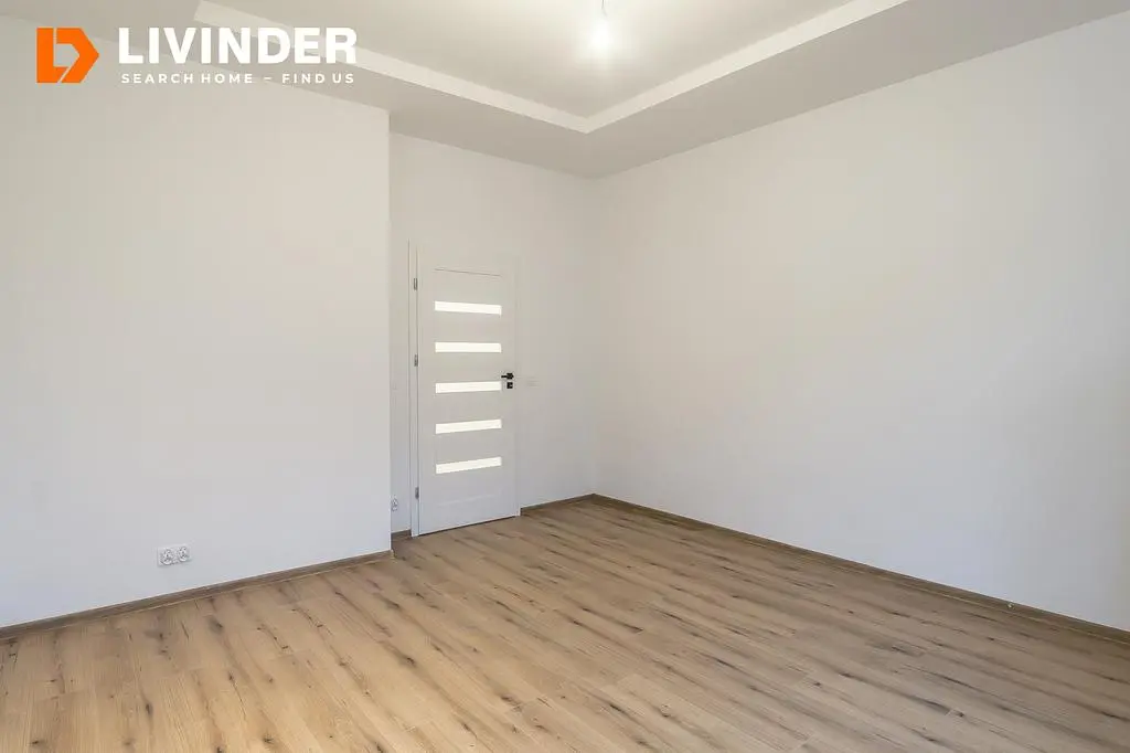 Кухиња; кухињски апарати, дрвени под, природно светло, модерни стил