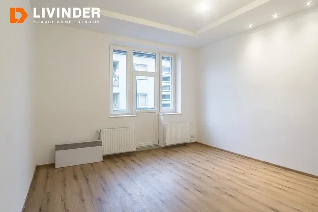 Kuhinja; kuhinjski aparati, drveni pod, prirodno svjetlo, moderni stil