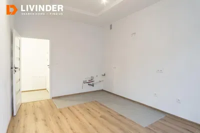 Кухиња; кухињски апарати, дрвени под, природно светло, модерни стил