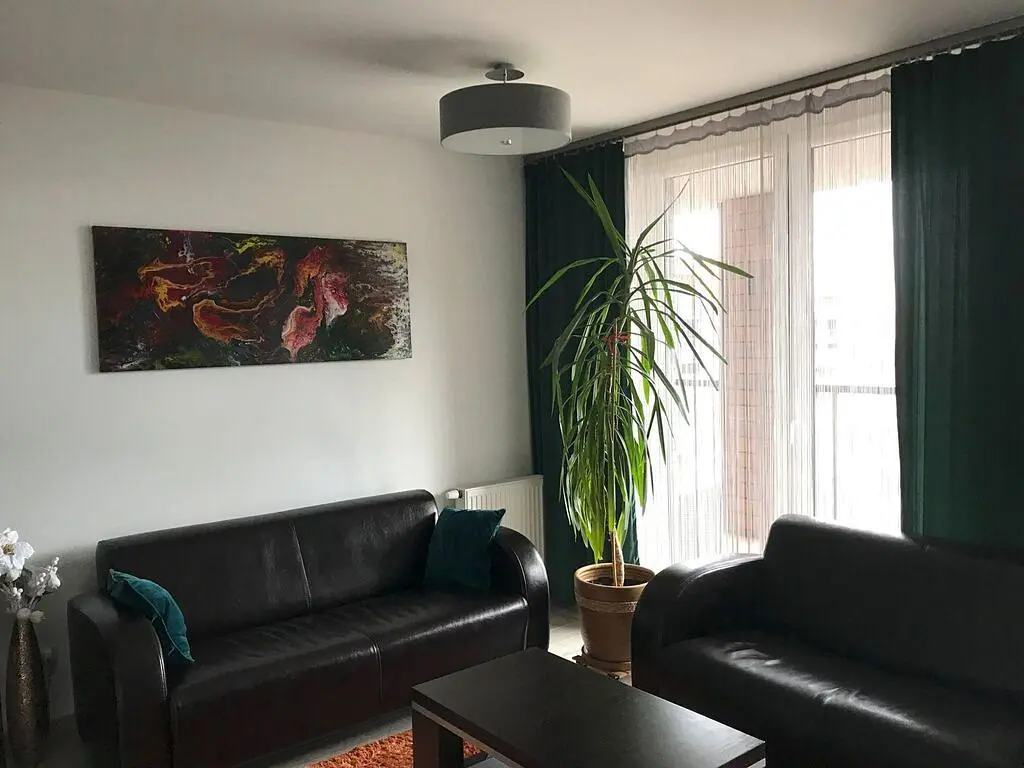 Salon; podłoga drewniana, światło dzienne, styl nowoczesny