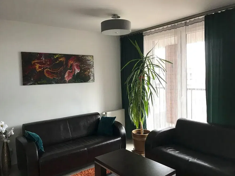 Salon; podłoga drewniana, światło dzienne, styl nowoczesny