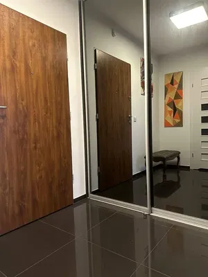 Kuchnia; sprzęt kuchenny, podłoga drewniana, światło dzienne, styl nowoczesny