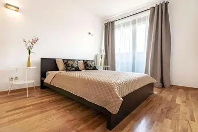 Дневна соба; дрвени под, природно светло, модерни стил