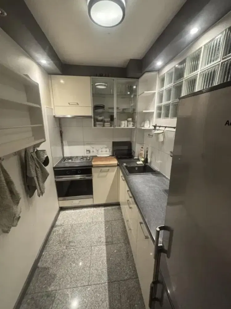 Дневна соба; дрвени под, природно светло, модерни стил