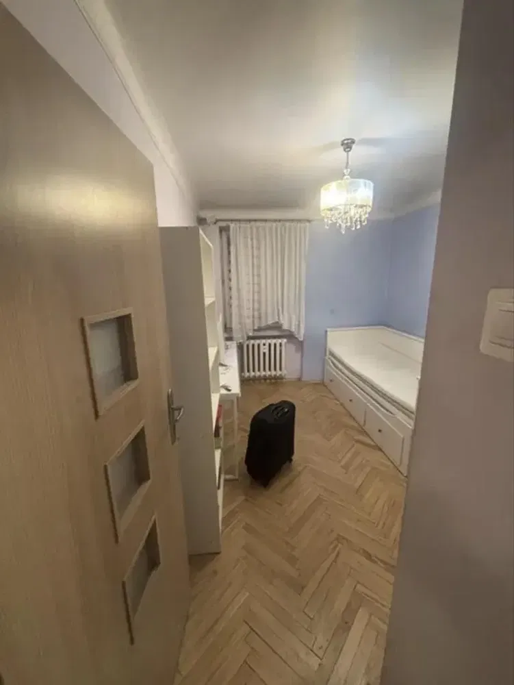 Кухиња; кухињски апарати, дрвени под, природно светло, модерни стил