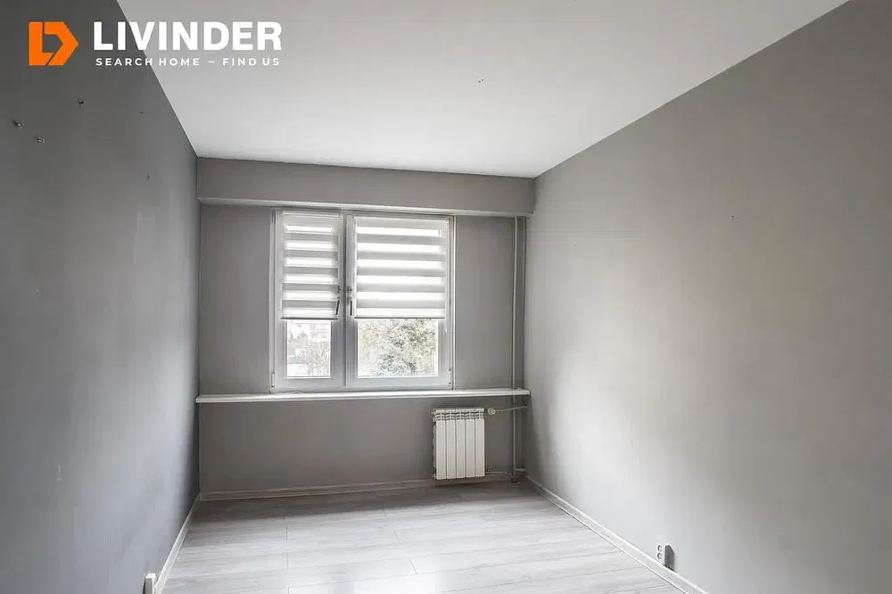 Кухиња; кухињски апарати, дрвени под, природно светло, модерни стил