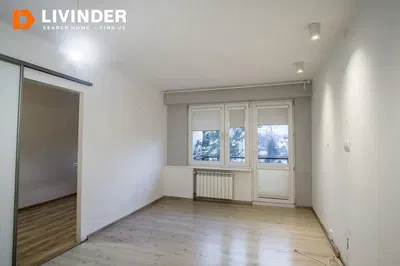 Кухиња; кухињски апарати, дрвени под, природно светло, модерни стил