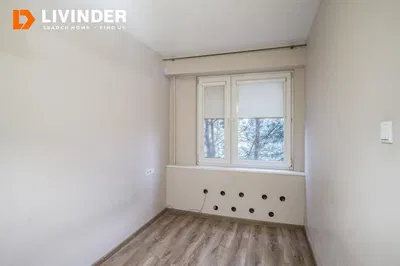 Кухиња; кухињски апарати, дрвени под, природно светло, модерни стил